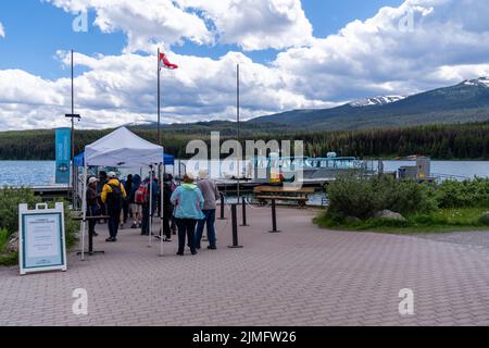 Jasper, Alberta, Kanada - 13. Juli 2022: Touristen warten in der Schlange, um an Bord der Maligne Lake Spirit Island Bootstour zu gehen Stockfoto