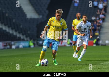 Milton Keynes, Großbritannien. 06. August 2022. Josh Windass #11 von Sheffield Wednesday kontrolliert den Ball in Milton Keynes, Vereinigtes Königreich am 8/6/2022. (Foto von Gareth Evans/News Images/Sipa USA) Quelle: SIPA USA/Alamy Live News Stockfoto