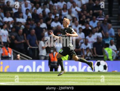 Tottenham, London, Großbritannien. 6. August 2022. 6.. August 2022; Tottenham Hotspur Stadium. Tottenham, London, England; Premier League Football, Tottenham gegen Southampton: James ward-Prowse von Southampton feiert ein Tor in der 12.. Minute, um es zu schaffen 0-1 Credit: Action Plus Sports Images/Alamy Live News Stockfoto