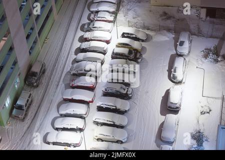 Autos in der Nacht Winter Parkplätze Stockfoto