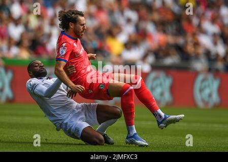 Olivier Ntcham (10) von Swansea City greift Ben Brereton D’az (22) von Blackburn Rovers von hinten an Stockfoto