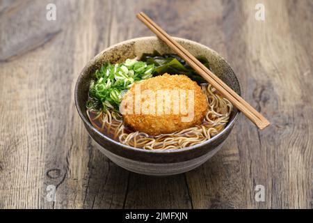 Korokke Soba (Buchweizennudeln mit Kroketten), japanische Küche Stockfoto