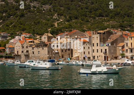 KOMIZA, KROATIEN, EUROPA - Küstenstadt Komiza, auf der Insel Vis, in der Adria. Stockfoto