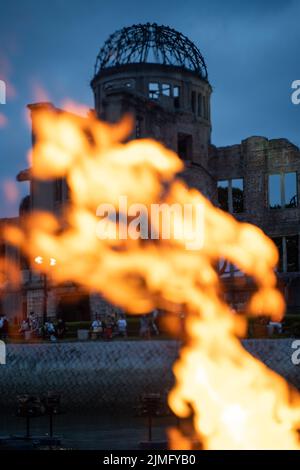 (220806) -- HIROSHIMA, 6. August 2022 (Xinhua) -- das Foto vom 5. August 2022 zeigt ein Lagerfeuer am Ort des Atombombenanschlags in der Nähe des Peace Memorial Parks, um den 77.. Jahrestag des Atombombenanschlags auf Hiroshima in Hiroshima, Japan, zu begehen. Japan feierte am Samstag den 77.. Jahrestag der Atombombenangriffe auf seine westliche Stadt Hiroshima. Während Japan innerlich die Tragödien betrachtet, die es am Ende des Zweiten Weltkriegs erlebt hatte, haben Historiker und politische Köpfe der internationalen Gemeinschaft Japan ermutigt, sich nicht nur als Opfer der Atombombenangriffe zu sehen, sondern auch Stockfoto