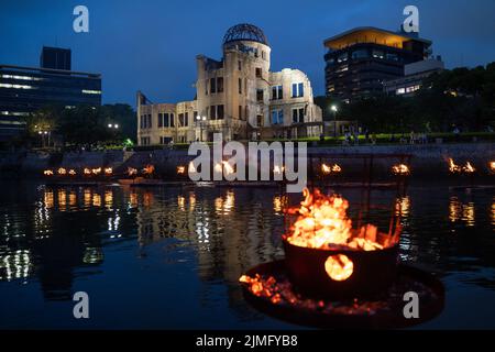(220806) -- HIROSHIMA, 6. August 2022 (Xinhua) -- das Foto vom 5. August 2022 zeigt Lagerfeuer am Ort des Atombombenanschlags in der Nähe des Peace Memorial Parks, um den 77.. Jahrestag des Atombombenanschlags auf Hiroshima in Hiroshima, Japan, zu begehen. Japan feierte am Samstag den 77.. Jahrestag der Atombombenangriffe auf seine westliche Stadt Hiroshima. Während Japan innerlich die Tragödien betrachtet, die es am Ende des Zweiten Weltkriegs erlebt hatte, haben Historiker und politische Köpfe der internationalen Gemeinschaft Japan ermutigt, sich nicht nur als Opfer der Atombombenangriffe, sondern auch als ein zu sehen Stockfoto