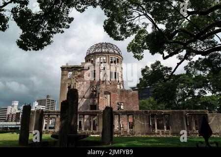 (220806) -- HIROSHIMA, 6. August 2022 (Xinhua) -- das Foto vom 5. August 2022 zeigt den Ort des Atombombenanschlags in der Nähe des Peace Memorial Parks in Hiroshima, Japan. Japan feierte am Samstag den 77.. Jahrestag der Atombombenangriffe auf seine westliche Stadt Hiroshima. Während Japan innerlich die Tragödien betrachtet, die es am Ende des Zweiten Weltkriegs erlebt hatte, Historiker und politische Köpfe der internationalen Gemeinschaft haben Japan ermutigt, sich nicht nur als Opfer der Atombomben zu sehen, sondern auch als die Täter, die zu diesen tragischen Zwischenfällen im ersten Jahr geführt haben Stockfoto
