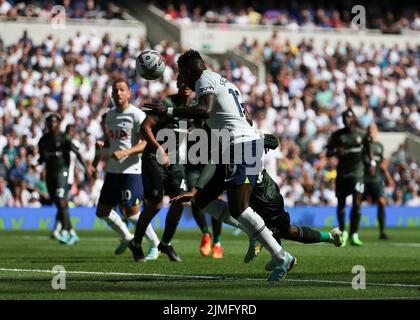 Tottenham, London, Großbritannien. 6. August 2022. 6.. August 2022; Tottenham Hotspur Stadium. Tottenham, London, England; Premier League Football, Tottenham gegen Southampton: Ryan Sessegnon von Tottenham Hotspur schießt in der 21.-minütigen Torzeit 1. von seinen Mannschaften und macht es 1-1 aus einem Kopfball Credit: Action Plus Sports Images/Alamy Live News Stockfoto