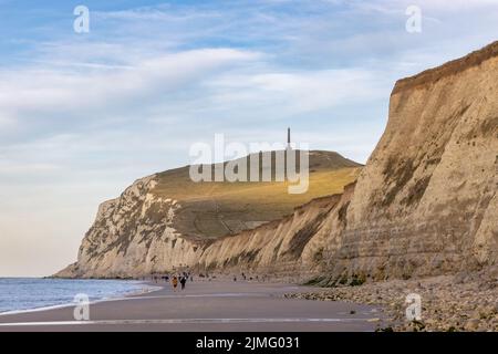 Meereslandschaft der Opalküste von Cap Blanc Nez, zeigt das Monument am Cape White Nose France auf den Kreidefelsen Stockfoto