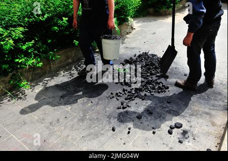 Geschäft, Kohle, Entladen, Brennen, Heizen, Energie, Winter, Alltag, Menschen, Menschen, Warm, Zubehör, Arbeit, schwer, Service, Heizung, Winter Stockfoto