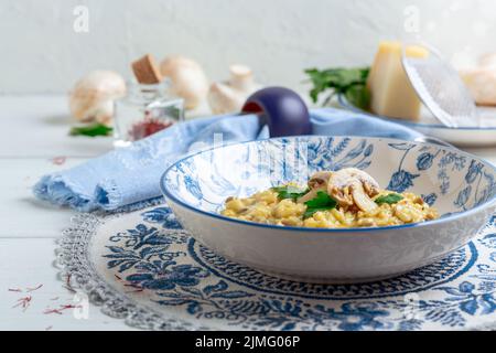 Risotto mit Pilzen und Safran. Stockfoto