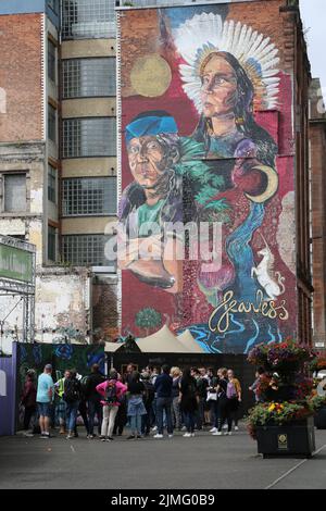 Brunswick Street, Glasgow, Schottland, Großbritannien. Wandbild am Giebel des Gebäudes mit dem Titel Fearless. Das neue Wandgemälde wurde anlässlich der Konferenz COP26 in der Merchant City veröffentlicht. Fearless Collective hat das Design enthüllt, das die Gesichter der indigenen Gemeinschaft zeigt, die während der Konferenz eine kontinuierliche und unverblühte Präsenz gezeigt haben. Das Kunstwerk auf der Brunswick Street entstand aus einem Workshop in Zusammenarbeit mit der brasilianischen indigenen Volksartikulation (APIB) und anderen indigenen Führern, die COP26 Jahre alt sind, um ihre Nationen zu repräsentieren. Stockfoto