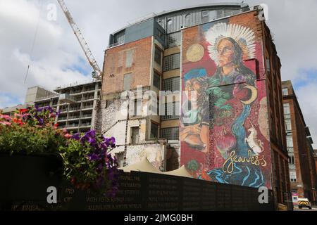 Brunswick Street, Glasgow, Schottland, Großbritannien. Wandbild am Giebel des Gebäudes mit dem Titel Fearless. Das neue Wandgemälde wurde anlässlich der Konferenz COP26 in der Merchant City veröffentlicht. Fearless Collective hat das Design enthüllt, das die Gesichter der indigenen Gemeinschaft zeigt, die während der Konferenz eine kontinuierliche und unverblühte Präsenz gezeigt haben. Das Kunstwerk auf der Brunswick Street entstand aus einem Workshop in Zusammenarbeit mit der brasilianischen indigenen Volksartikulation (APIB) und anderen indigenen Führern, die COP26 Jahre alt sind, um ihre Nationen zu repräsentieren. Stockfoto