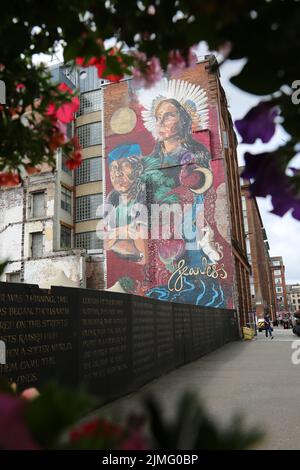 Brunswick Street, Glasgow, Schottland, Großbritannien. Wandbild am Giebel des Gebäudes mit dem Titel Fearless. Das neue Wandgemälde wurde anlässlich der Konferenz COP26 in der Merchant City veröffentlicht. Fearless Collective hat das Design enthüllt, das die Gesichter der indigenen Gemeinschaft zeigt, die während der Konferenz eine kontinuierliche und unverblühte Präsenz gezeigt haben. Das Kunstwerk auf der Brunswick Street entstand aus einem Workshop in Zusammenarbeit mit der brasilianischen indigenen Volksartikulation (APIB) und anderen indigenen Führern, die COP26 Jahre alt sind, um ihre Nationen zu repräsentieren. Stockfoto