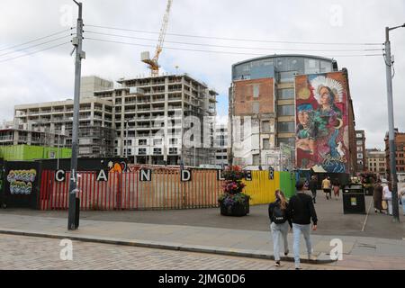 Brunswick Street, Glasgow, Schottland, Großbritannien. Wandbild am Giebel des Gebäudes mit dem Titel Fearless. Das neue Wandgemälde wurde anlässlich der Konferenz COP26 in der Merchant City veröffentlicht. Fearless Collective hat das Design enthüllt, das die Gesichter der indigenen Gemeinschaft zeigt, die während der Konferenz eine kontinuierliche und unverblühte Präsenz gezeigt haben. Das Kunstwerk auf der Brunswick Street entstand aus einem Workshop in Zusammenarbeit mit der brasilianischen indigenen Volksartikulation (APIB) und anderen indigenen Führern, die COP26 Jahre alt sind, um ihre Nationen zu repräsentieren. Stockfoto