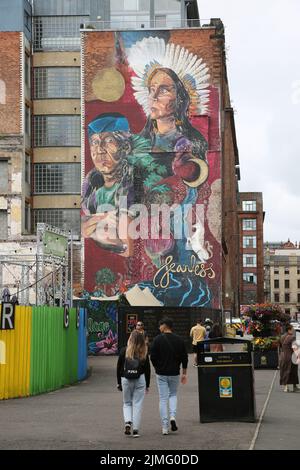 Brunswick Street, Glasgow, Schottland, Großbritannien. Wandbild am Giebel des Gebäudes mit dem Titel Fearless. Das neue Wandgemälde wurde anlässlich der Konferenz COP26 in der Merchant City veröffentlicht. Fearless Collective hat das Design enthüllt, das die Gesichter der indigenen Gemeinschaft zeigt, die während der Konferenz eine kontinuierliche und unverblühte Präsenz gezeigt haben. Das Kunstwerk auf der Brunswick Street entstand aus einem Workshop in Zusammenarbeit mit der brasilianischen indigenen Volksartikulation (APIB) und anderen indigenen Führern, die COP26 Jahre alt sind, um ihre Nationen zu repräsentieren. Stockfoto