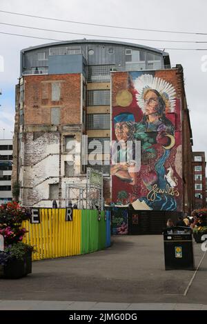 Brunswick Street, Glasgow, Schottland, Großbritannien. Wandbild am Giebel des Gebäudes mit dem Titel Fearless. Das neue Wandgemälde wurde anlässlich der Konferenz COP26 in der Merchant City veröffentlicht. Fearless Collective hat das Design enthüllt, das die Gesichter der indigenen Gemeinschaft zeigt, die während der Konferenz eine kontinuierliche und unverblühte Präsenz gezeigt haben. Das Kunstwerk auf der Brunswick Street entstand aus einem Workshop in Zusammenarbeit mit der brasilianischen indigenen Volksartikulation (APIB) und anderen indigenen Führern, die COP26 Jahre alt sind, um ihre Nationen zu repräsentieren. Stockfoto