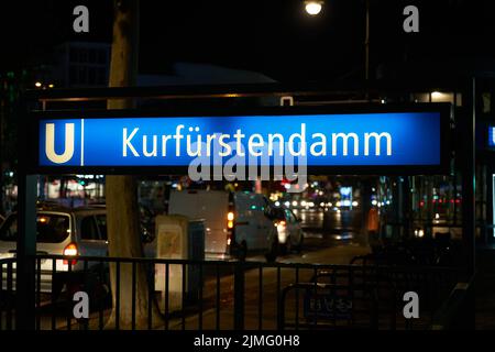 Eintritt zur U-Bahn-Station Kurfürstendamm in Berlin am Abend Stockfoto