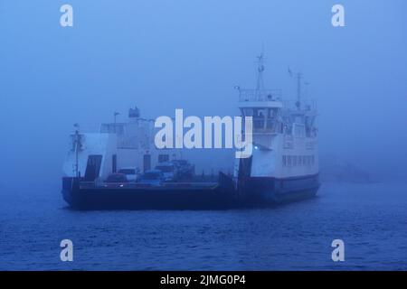 Die Kettenfähre Bramble Bush Bay überquert an einem nebligen Abend die Mündung des Poole Harbour zwischen Sandbanks und Shell Bay Stockfoto