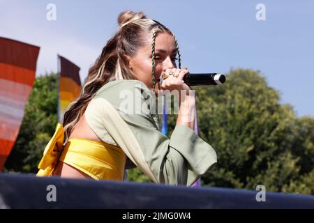 Brighton, East Sussex, Großbritannien. 6. August 2022. Die Stadt Brighton und Hove, Call Me Loop, die am Wochenende auftreten, sind Fabuloso, Brighton Pride 2022. 6.. August 2022 Quelle: David Smith/Alamy Live News Stockfoto