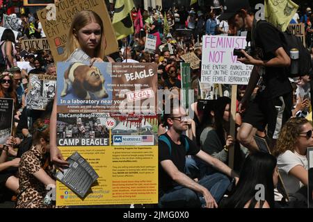 London, Großbritannien. 6. August 2022. Polizeistaatsaktivisten, die beim jährlichen tierrechtsmarsch im Kreisverkehr Charing aufzeichnen, marschieren weiter durch whitehall, Downing Street in London, Großbritannien. - 6. Argust 2022. Quelle: Siehe Li/Picture Capital/Alamy Live News Stockfoto