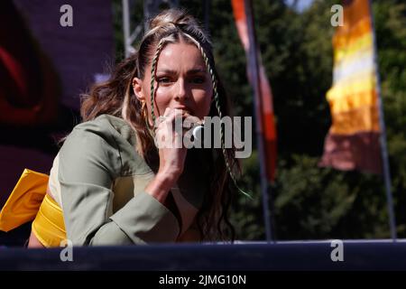 Brighton, East Sussex, Großbritannien. 6. August 2022. Die Stadt Brighton und Hove, Call Me Loop, die am Wochenende auftreten, sind Fabuloso, Brighton Pride 2022. 6.. August 2022 Quelle: David Smith/Alamy Live News Stockfoto