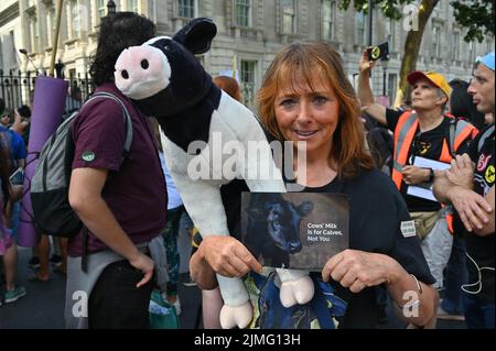 London, Großbritannien. 6. August 2022. Polizeistaatsaktivisten, die beim jährlichen tierrechtsmarsch im Kreisverkehr Charing aufzeichnen, marschieren weiter durch whitehall, Downing Street in London, Großbritannien. - 6. Argust 2022. Quelle: Siehe Li/Picture Capital/Alamy Live News Stockfoto