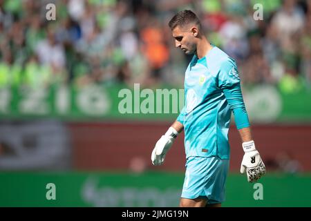 Wolfsburg, Deutschland. 06. August 2022. Fußball, Bundesliga, VfL Wolfsburg - SV Werder Bremen, Matchday 1, Volkswagen Arena. Wolfsburg-Torwart Koen Casteels ist auf dem Platz. Quelle: Swen Pförtner/dpa - WICHTIGER HINWEIS: Gemäß den Anforderungen der DFL Deutsche Fußball Liga und des DFB Deutscher Fußball-Bund ist es untersagt, im Stadion und/oder vom Spiel aufgenommene Fotos in Form von Sequenzbildern und/oder videoähnlichen Fotoserien zu verwenden oder zu verwenden./dpa/Alamy Live News Stockfoto