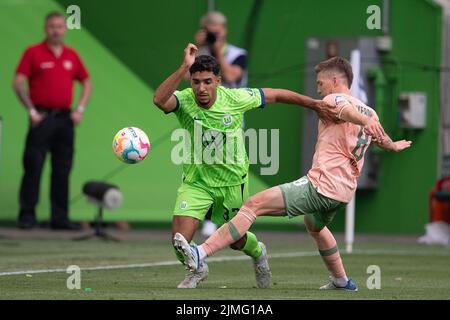 Wolfsburg, Deutschland. 06. August 2022. Fußball, Bundesliga, VfL Wolfsburg - SV Werder Bremen, Matchday 1, Volkswagen Arena. Der Wolfsker Omar Marmoush (l) spielt gegen den Bremer Mitchell Weiser. Quelle: Swen Pförtner/dpa - WICHTIGER HINWEIS: Gemäß den Anforderungen der DFL Deutsche Fußball Liga und des DFB Deutscher Fußball-Bund ist es untersagt, im Stadion und/oder vom Spiel aufgenommene Fotos in Form von Sequenzbildern und/oder videoähnlichen Fotoserien zu verwenden oder zu verwenden./dpa/Alamy Live News Stockfoto