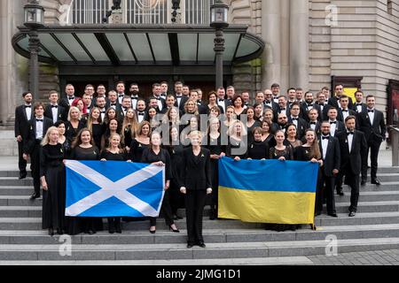 Edinburgh, Großbritannien. 6. August 2022. Das Ukrainian Freedom Orchestra, das heute in der Usher Hall beim Edinburgh Festival ihren einzigen schottischen Auftritt aufführte. Sie bestehen aus ukrainischen Flüchtlingen, die vor der russischen Invasion geflohen sind, und ukrainischen Mitgliedern anderer europäischer Orchester, und die Aufführung war in Partnerschaft mit der schottischen Regierung als Geste der Solidarität frei. Tom Duffin/Alamy Live News. Stockfoto