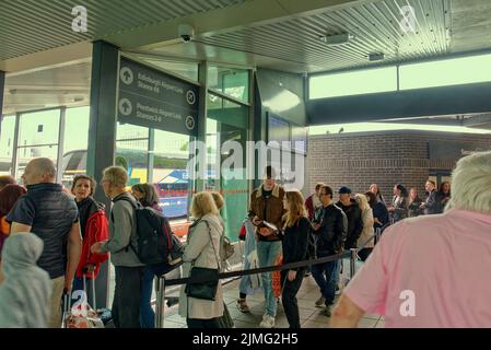 Glasgow, Schottland, Großbritannien 6.. August 2022. Edinburgh Festival Reise Chaos als Queen Street Station für den Zug voll als Buchanan Street Bus Station sah Schlangen um den Block für den ersten Samstag des Festivals. Dies ist buchanan Street Busbahnhof. Wie ein Mitarbeiter sagte, ist dies ungewöhnlich, da heute in Edinburgh vier Dinge geschehen. Credit Gerard Ferry/Alamy Live News Stockfoto