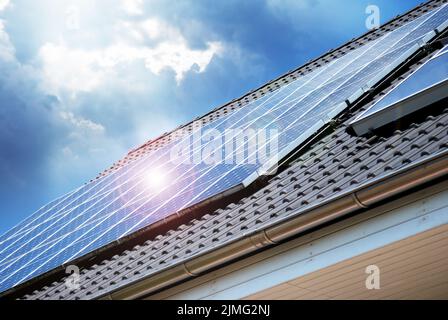Dach mit Solar-Photovoltaik-Panel Fragment Stockfoto