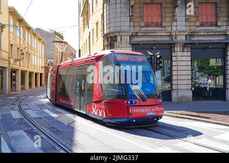 PADUA, ITALIEN -14 APR 2022- Blick auf eine Straßenbahn auf der Straße in Padua in der Region Venetien, Nordostitalien. Stockfoto