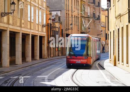 PADUA, ITALIEN -14 APR 2022- Blick auf eine Straßenbahn auf der Straße in Padua in der Region Venetien, Nordostitalien. Stockfoto