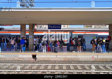 PADUA, ITALIEN -14 APR 2022- Blick auf den Bahnhof Padua (Padova Centrale), in der Region Venetien, Nordostitalien. Stockfoto