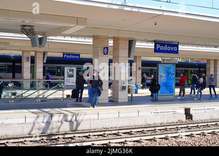 PADUA, ITALIEN -14 APR 2022- Blick auf den Bahnhof Padua (Padova Centrale), in der Region Venetien, Nordostitalien. Stockfoto