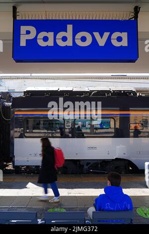 PADUA, ITALIEN -14 APR 2022- Blick auf den Bahnhof Padua (Padova Centrale), in der Region Venetien, Nordostitalien. Stockfoto