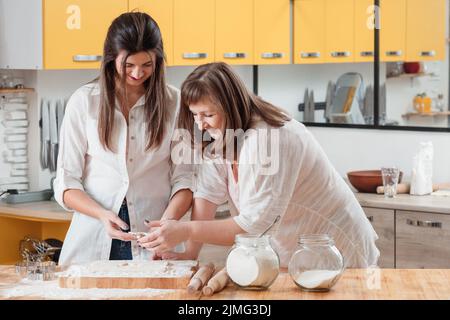 Glückliche Mutter Tochter Frauen backen Kekse Teig Stockfoto