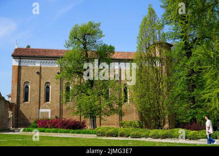 PADUA, ITALIEN -14 APR 2022- Blick auf die berühmte Scrovegni-Kapelle (Cappella degli Scrovegni, Arena-Kapelle), Teil des Museo Civico von Padua, mit einem f Stockfoto