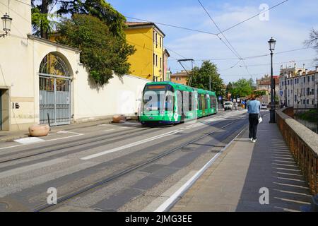 PADUA, ITALIEN -14 APR 2022- Blick auf eine Straßenbahn auf der Straße in Padua in der Region Venetien, Nordostitalien. Stockfoto