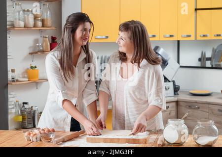 Mutter Tochter Backen gute Zeit Kneten Teig Stockfoto