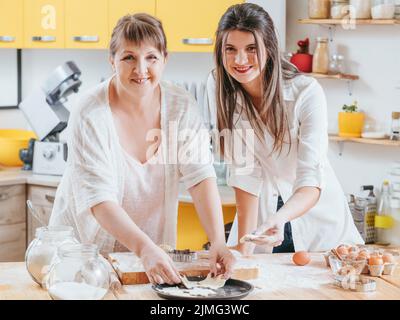 Frauen backen Gebäck Teig Stern Pfanne Stockfoto