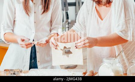 Frauen backen halten Teig machen Kekse Stockfoto