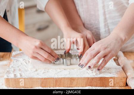 Frauen backen Plätzchen Ausstecher Teig Kurse Stockfoto