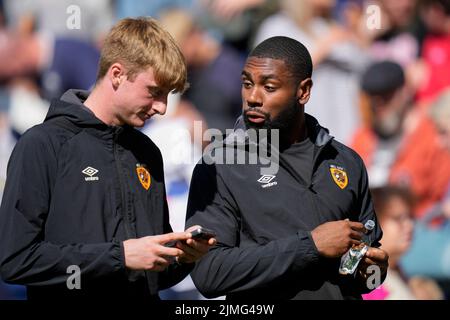 Preston, Großbritannien. 06. August 2022. David Robson #37 und Thimothee Lo-Tutala von Hull City gehen zur Halbzeit in die Umkleidekabine in Preston, Großbritannien am 8/6/2022. (Foto von Steve Flynn/News Images/Sipa USA) Quelle: SIPA USA/Alamy Live News Stockfoto