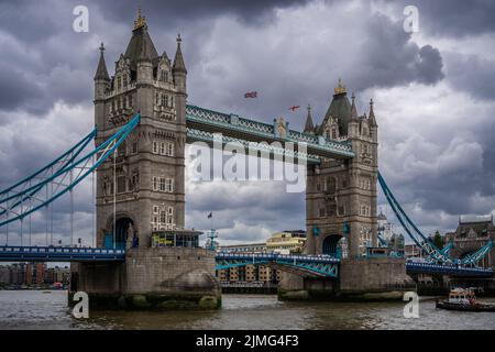London, UK - Jun 09 2022: Die Tower Bridge von London mit bewölktem Himmel Stockfoto