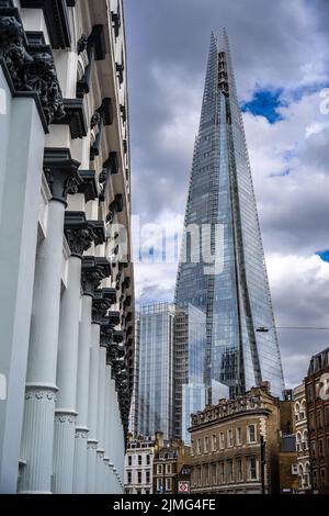 London, Großbritannien - 09. Juni 2022: Southwark Street mit The Shard im Hintergrund, London, England Stockfoto