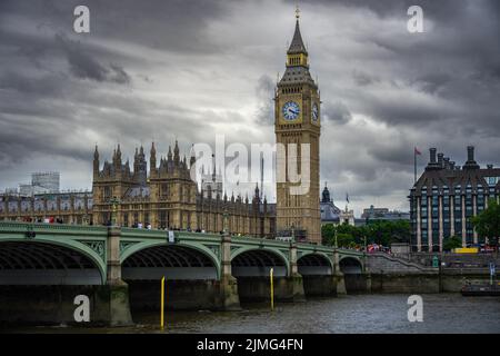 London, Großbritannien - 09 2022. Jun: Westminster Bridge, Big Ben und der Palast von Westminster unter dunklem bewölktem Himmel Stockfoto