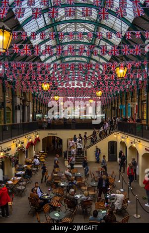 London, UK - Jun 09 2022: Covent Garden Restaurant filled with people, London, UK Stockfoto