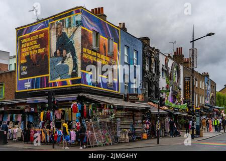 London, Großbritannien - Jun 09 2022: Blick auf die Straßen der farbenfrohen Geschäfte und Gebäude von Camden Town, London Stockfoto