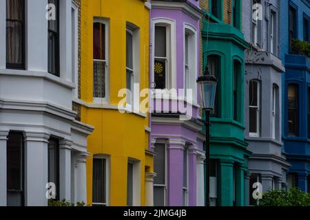 London, UK - Jun 09 2022: Bunte Häuser von Notting Hill, schönste Straßen Londons Tapete Stockfoto